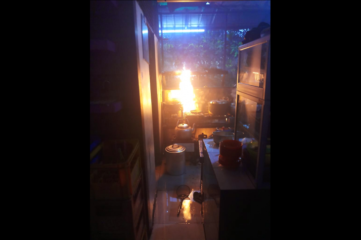 Kebocoran gas picu akibatkan kebakaran rumah makan