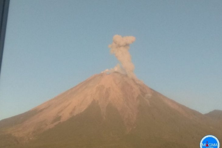 Gunung Semeru erupsi dan semburkan abu setinggi 400 meter