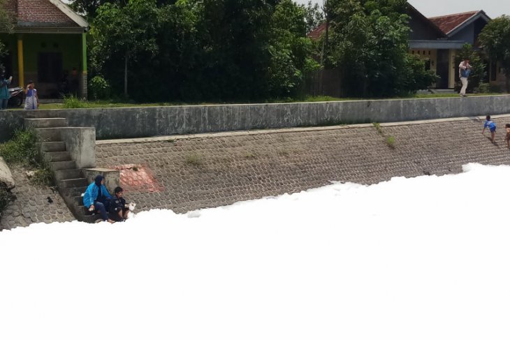Sungai Sumput Sidoarjo tertutup