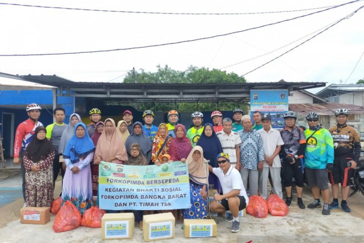 Forkopimda Bangka Barat salurkan bantuan sembako di Mentok
