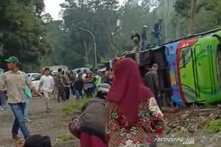 Enam orang tewas akibat kecelakaan tunggal bus pariwisata di Subang