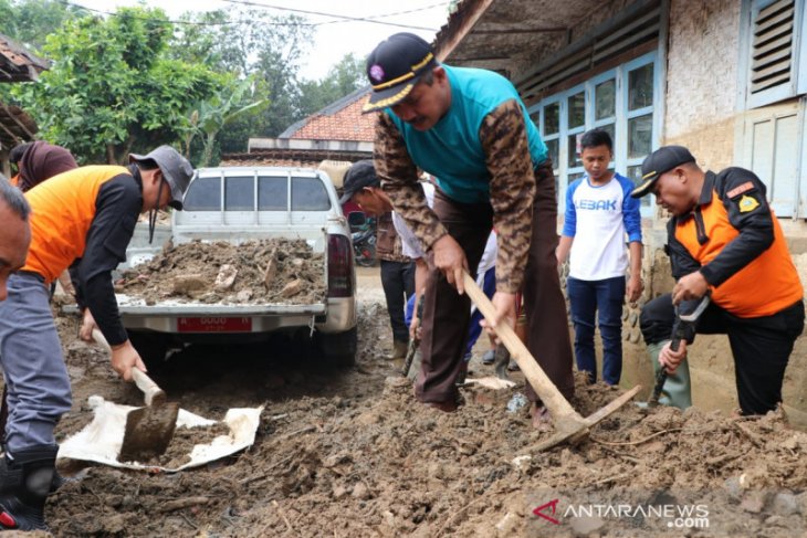 Pramuka bersihkan puing pascabanjir di Lebak