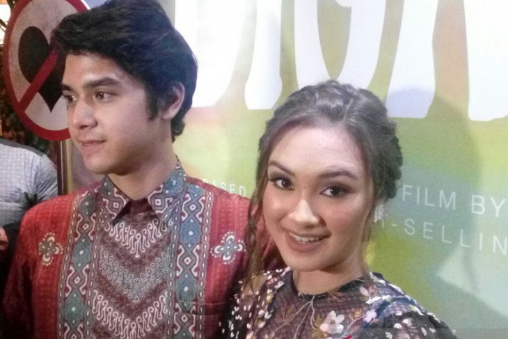 Al Ghazali beradegan romantis dengan Caitlin