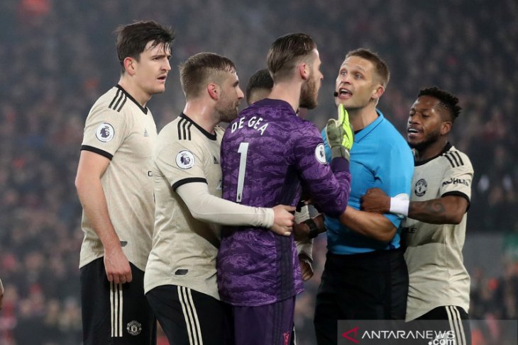 Protes wasit saat melawan Liverpool, Manchester United dihukum FA