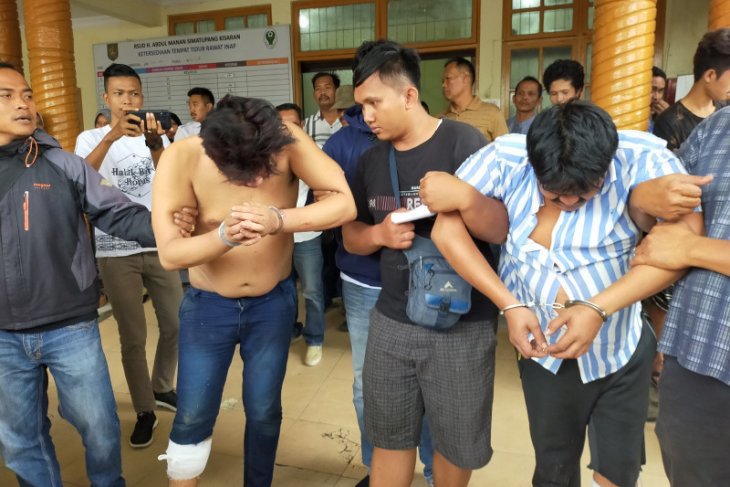 Bawa setengah kilogram sabu, 2 tersangka ditembak