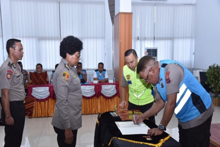 Kapolda Papua Irjen Pol Paulus Waterpauw pimpin penandatanganan pakta integritas