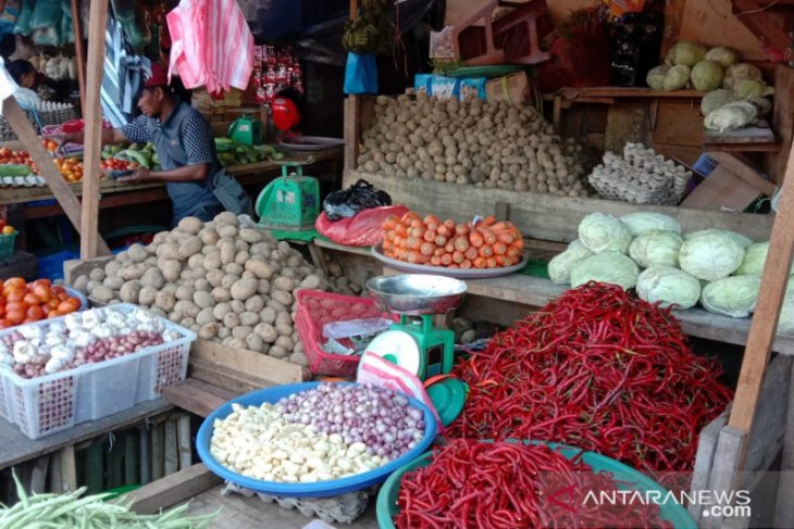 Ibu rumah tangga di Ambon mengeluh harga bawang putih Rp60.000kg