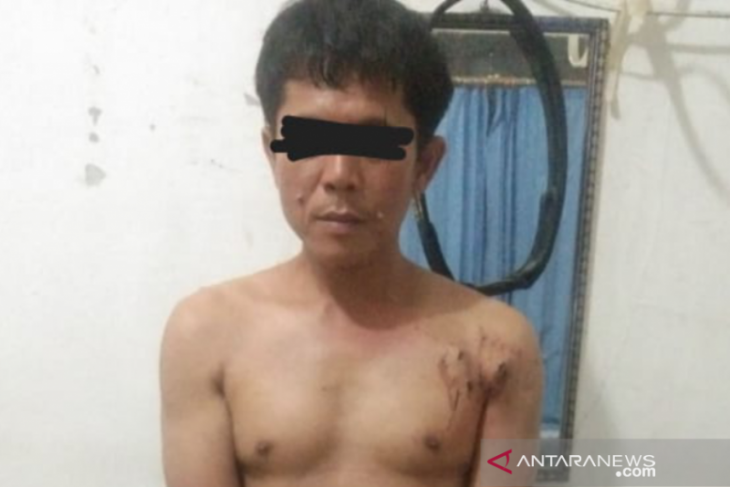 Kesal dikentuti, pria ini bacok tetangganya sendiri