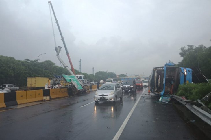 Sopir mengantuk akibatkan Bus Damri terguling di Tol Sedyatmo
