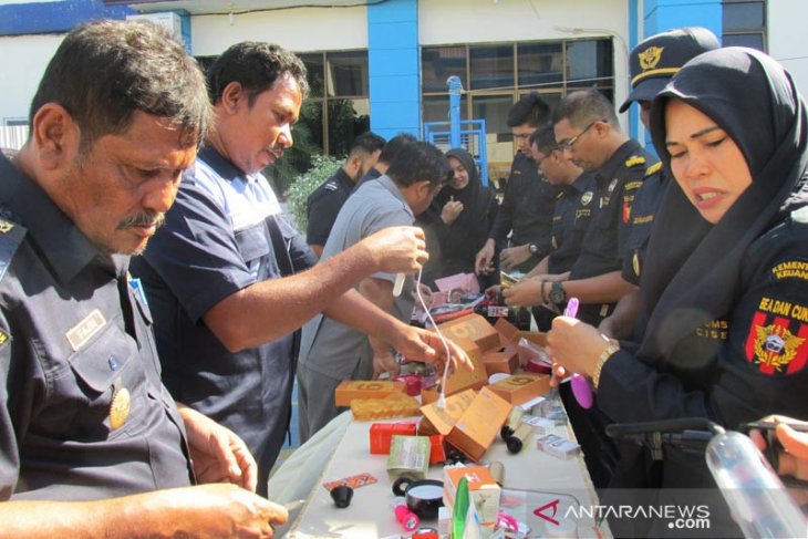 Bea cukai Banda Aceh Musnahkan Barang impor ilegal