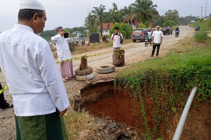 H Mashuri pantau jalan ambles di Desa Sungai Sahut