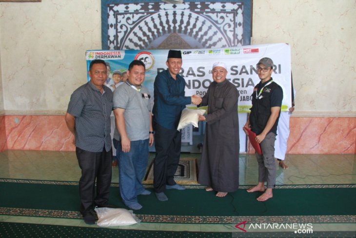 Pemkab Tanjabbar serahkan donasi peduli Madrasah