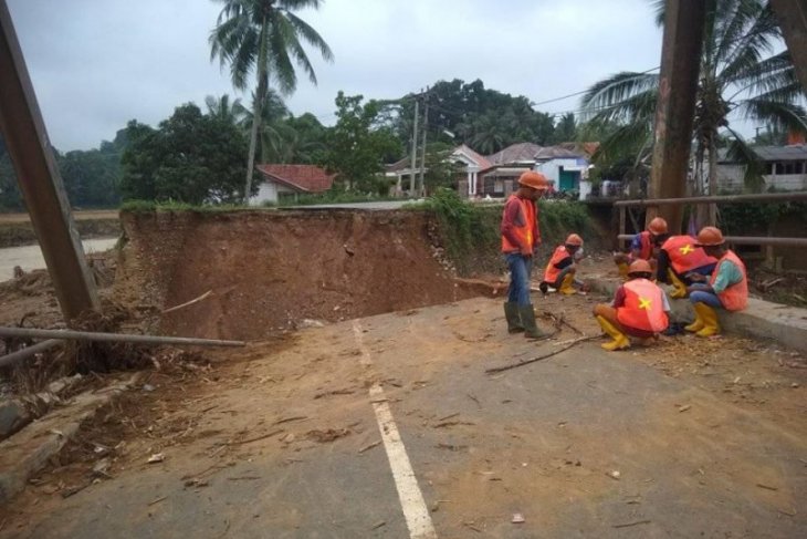 PT Adhi Karya bangun jembatan putus terdampak banjir bandang di Lebak