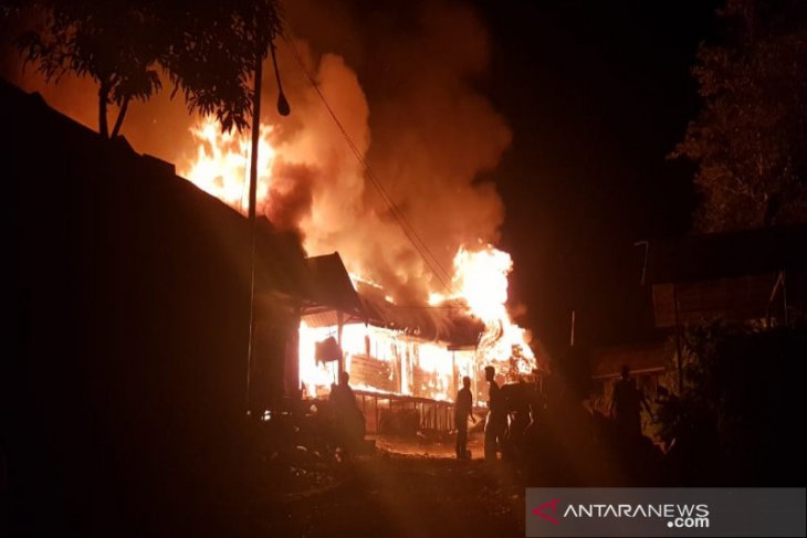Satu keluarga tewas akibat kebakaran di Sekadau