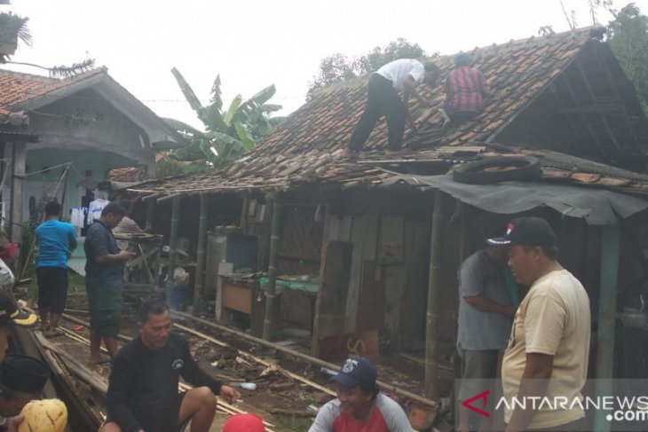 Pemkab Tangerang perbaiki rumah reyot di pesisir