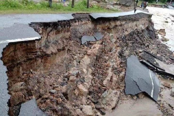 Akses jalan Barus-Pakkat putus total