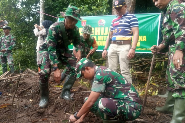 Kodim 0304 Agam Sumbar tanam akar wangi di daerah rawan longsor