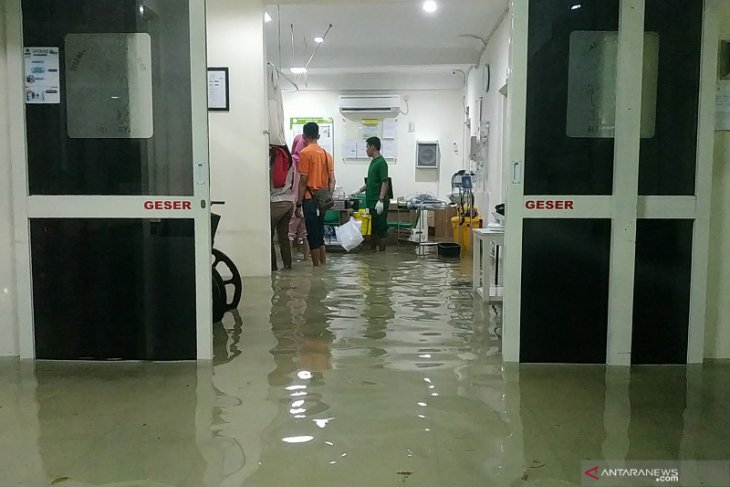 Lorong Rumah Sakit Islam Surabaya Sempat Diterjang Banjir