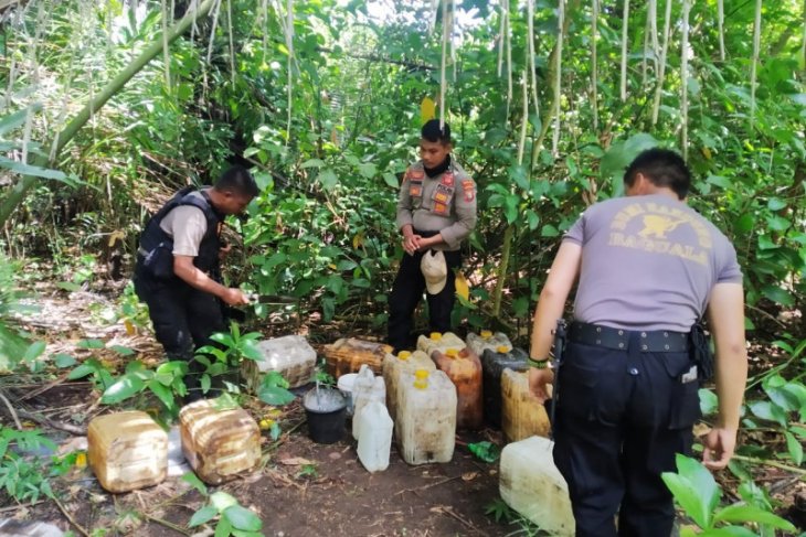 Polisi musnahkan ribuan liter miras tradisional