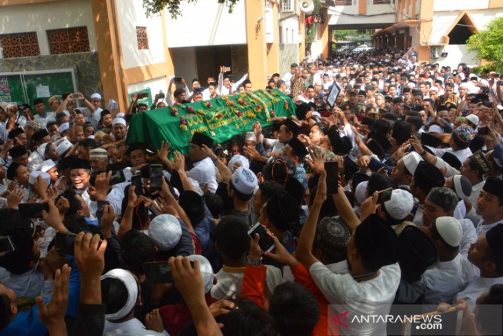 Prosesi Pemakaman Gus Sholah