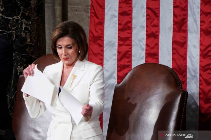 Naskah pidatonya dirobek, Trump menolak salaman dengan Pelosi