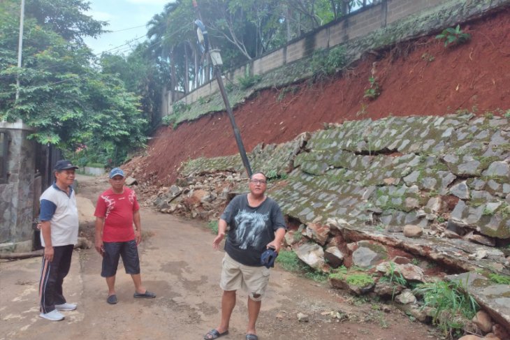Warga Depok kecewa, sebulan longsor turap pembatas perumahan belum juga diperbaiki