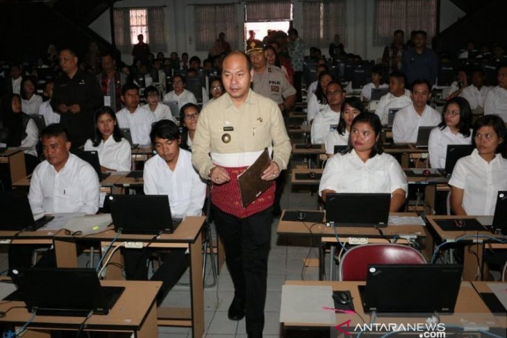 Bupati Nikson mengaku pernah gagal CPNS: