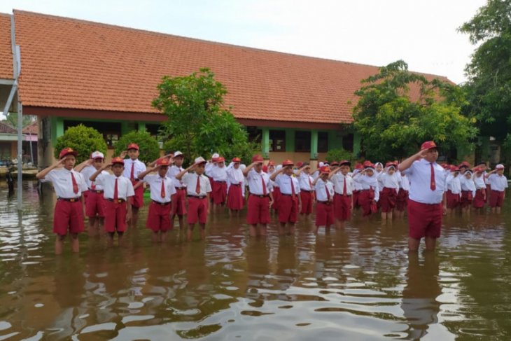Dua pekan SDN Banjarasri Sidoarjo tergenang banjir
