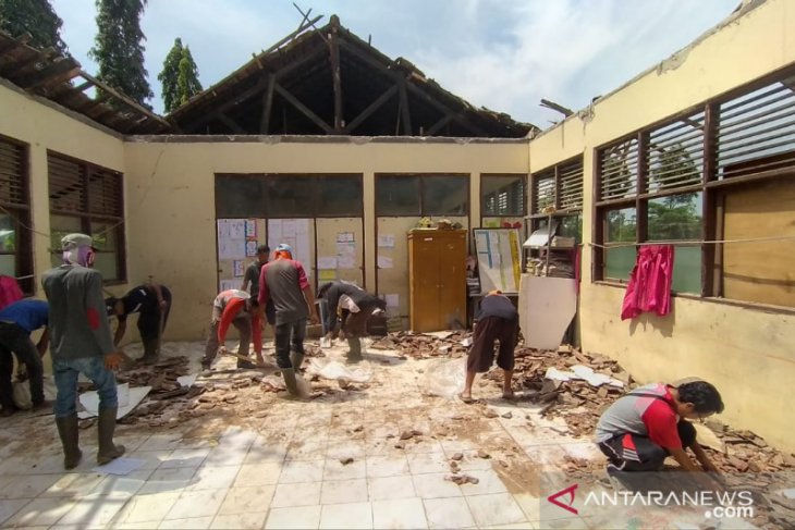 Satu bangunan SD di Karawang ambruk