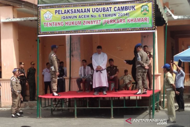 Pengelola cafe melanggar syariat di Takengon dihukum cambuk