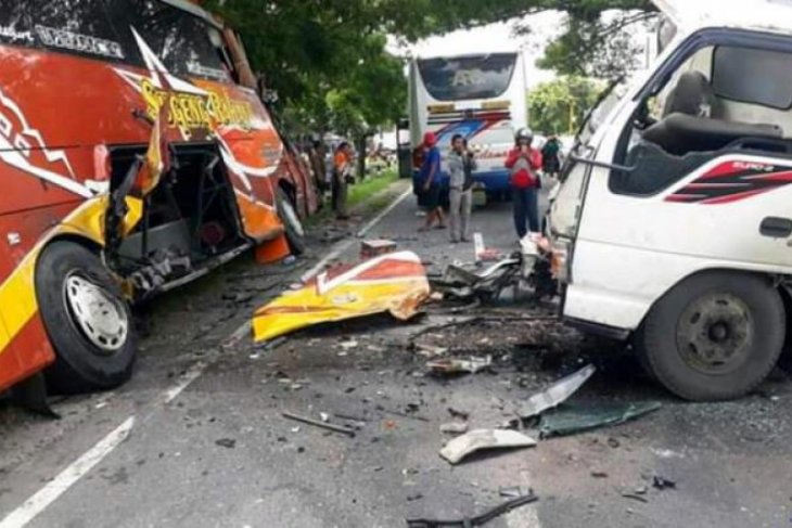 Seorang tewas dalam kecelakaan Bus Sugeng Rahayu vs truk di Madiun