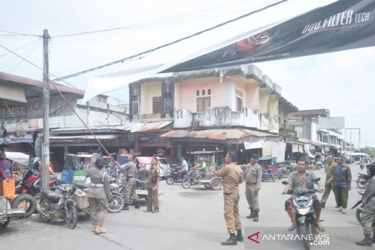 Satpol PP tertibkan spanduk liar yang gunakan fasilitas negara