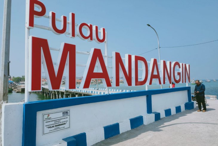 HCML pasang papan nama di dermaga Pulau Mandangin Sampang