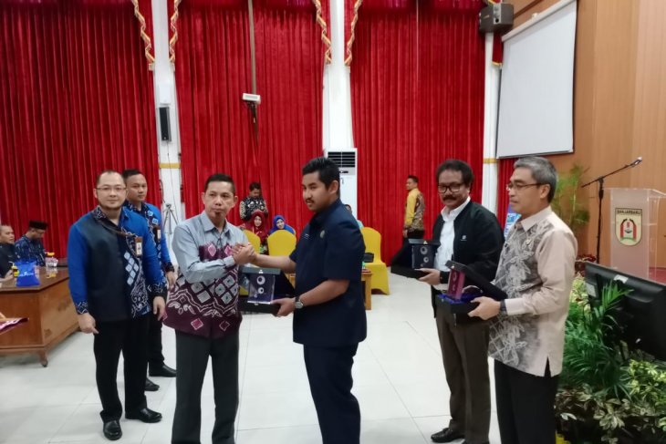 Ketua DPRD terima cinderamata dari program KPR