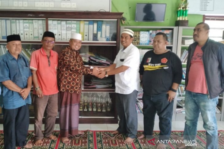 Anggota DPRA bantu Pesantren Darul Aitami Aceh Barat