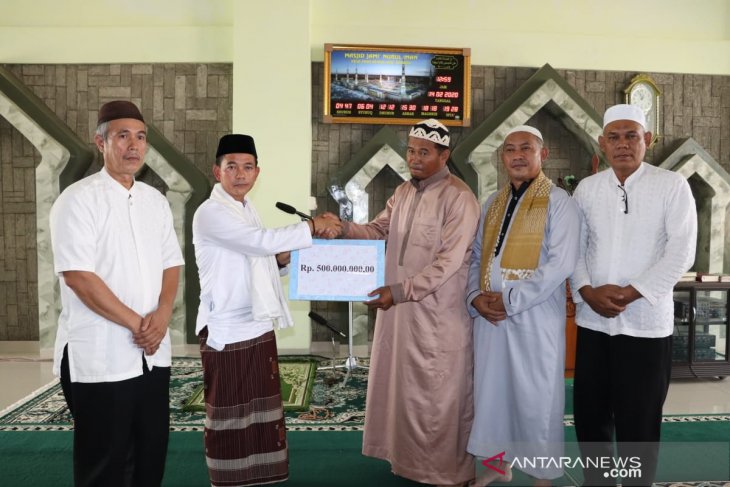 Bupati Bangka, Mulkan salurkan bantuan di