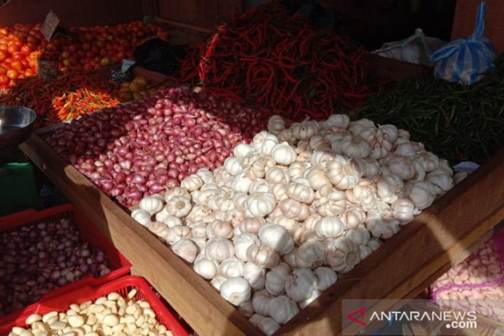 Harga bawang merah di pasar tradisional Ambon Rp60.000 per Kg