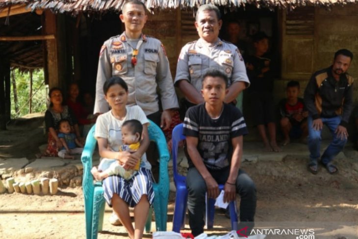 Kapolres Nias Selatan bantu balita penderita tumor