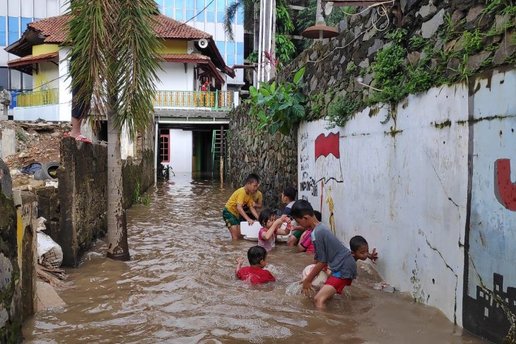 Ciliwung River Jakarta Flooding hits some 100 homes in East Jakarta  s Cawang 