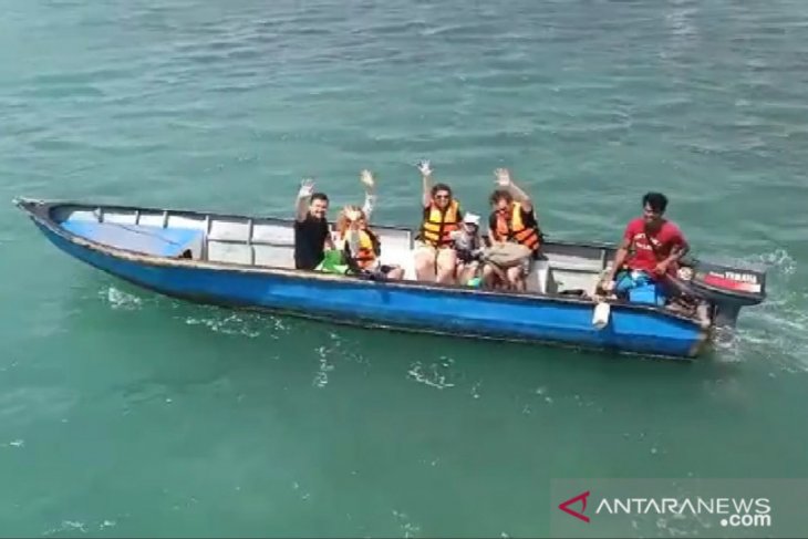 Turis asing aktif kembali snorkeling di perairan Bintan