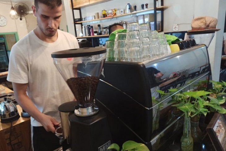 Pemain asing Persik Kediri Bakmaz belajar racik kopi