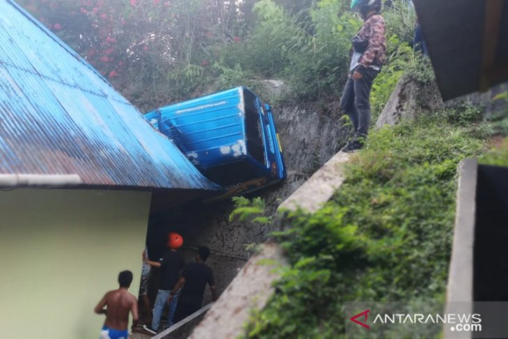 Tujuh orang di Ambon terluka akibat angkot terperosok ke jurang