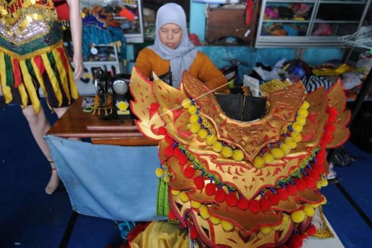 Kerajinan kostum tarian tradisional