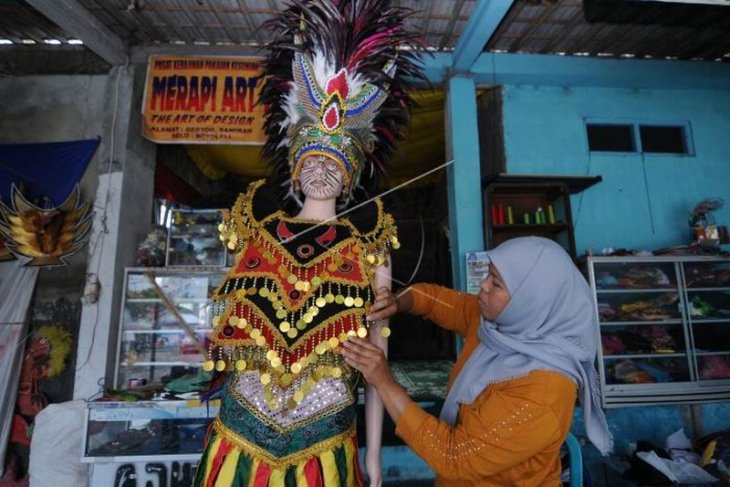 Kerajinan kostum tarian tradisional