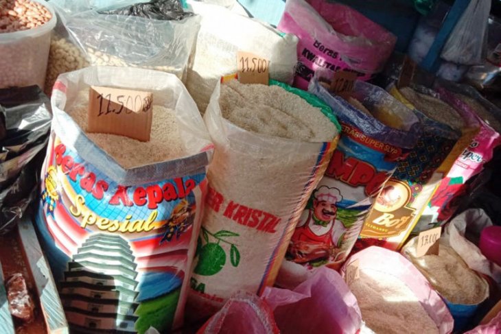 Bulog Maluku pasok 1.000 ton beras dari Surabaya