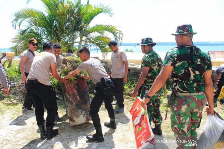 TNI-Polri di Saumlaki bersihkan sejumlah rumah ibadah cegah corona