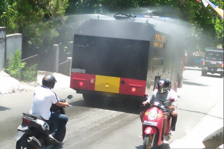 Polda Maluku kerahkan dua mobil water canon semprotkan disinfektan