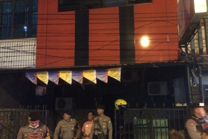 Polisi tutup belasan tempat hiburan malam di Ambon cegah COVID-19