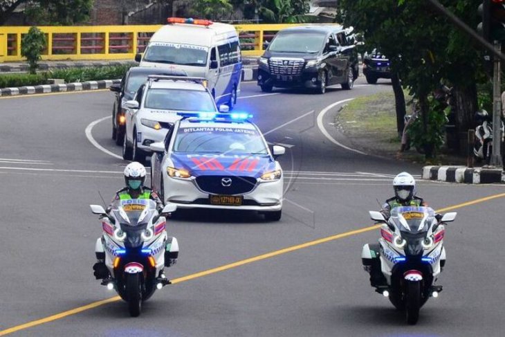 Iring-iringan mobil jenazah Ibunda Presiden Joko Widodo