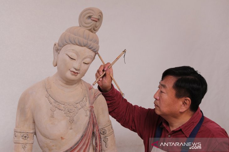 Seni mewarnai patung dari Dunhuang